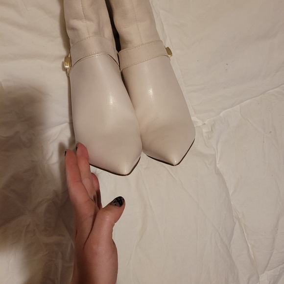 White boots - Picture 3 of 3